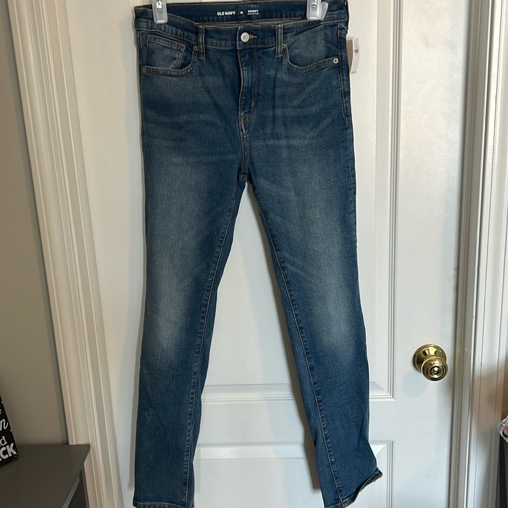 Old Navy skinny jeans. Light wash.  Size 16. Never worn. Tag on.